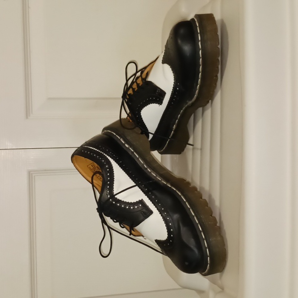 Dr. Martens "Bex" brogue wingtip leather lace up - size 10